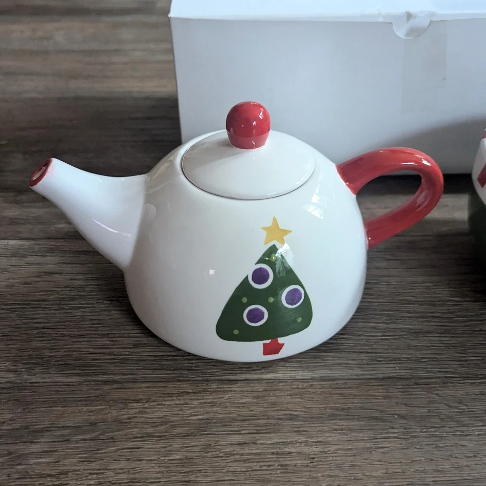 New Pier 1 Christmas Tea Pot and Matching Mug Set